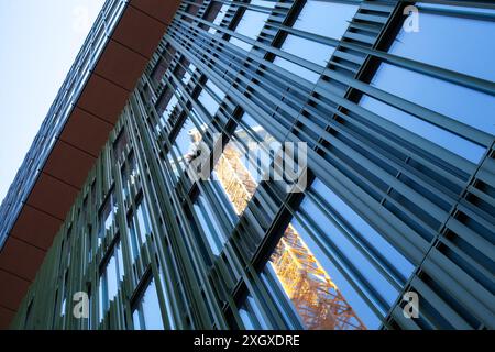 Façade détaillée du bâtiment en verre moderne Banque D'Images