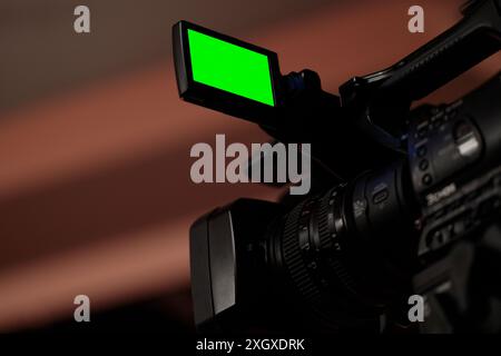 Gros plan de la caméra avec écrans verts Banque D'Images