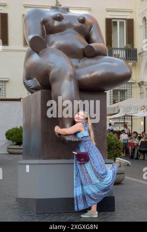 Rome, Italie. 10 juillet 2024. L'œuvre 'femme assise' de l'artiste Fernando Botero exposée à Rome à l'occasion de l'exposition 'Botero in Rome'. 'Botero in Rome' a été officiellement inauguré, l'exposition généralisée des œuvres de l'artiste colombien Fernando Botero exposée sur quelques places dans le centre de Rome. (Crédit image : © Marcello Valeri/ZUMA Press Wire) USAGE ÉDITORIAL SEULEMENT! Non destiné à UN USAGE commercial ! Banque D'Images