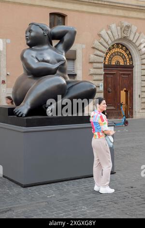 Rome, Italie. 10 juillet 2024. L'œuvre 'femme assise' de l'artiste Fernando Botero exposée à Rome à l'occasion de l'exposition 'Botero in Rome'. 'Botero in Rome' a été officiellement inauguré, l'exposition généralisée des œuvres de l'artiste colombien Fernando Botero exposée sur quelques places dans le centre de Rome. (Crédit image : © Marcello Valeri/ZUMA Press Wire) USAGE ÉDITORIAL SEULEMENT! Non destiné à UN USAGE commercial ! Banque D'Images