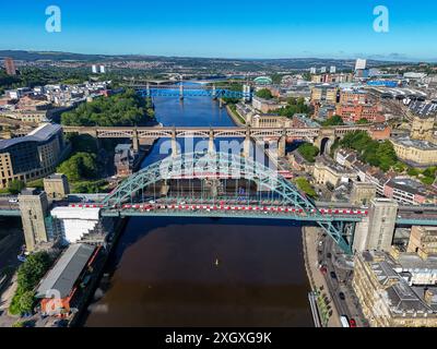 Newcastle, Northumberland, Royaume-Uni. Belle image aérienne du matin prise du pont Tyne qui enjambe la rivière Tyne. 8 juillet 2024. Banque D'Images