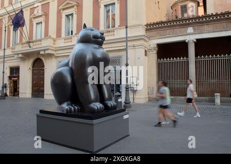 Rome, Italie. 10 juillet 2024. L'œuvre ''˜Cat' de l'artiste Fernando Botero exposée à Rome à l'occasion de l'exposition 'Botero in Rome'. 'Botero in Rome' a été officiellement inauguré, l'exposition généralisée des œuvres de l'artiste colombien Fernando Botero exposée sur quelques places dans le centre de Rome. (Crédit image : © Marcello Valeri/ZUMA Press Wire) USAGE ÉDITORIAL SEULEMENT! Non destiné à UN USAGE commercial ! Banque D'Images