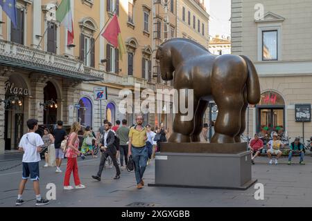 Rome, Italie. 10 juillet 2024. L'œuvre 'cheval avec bride' de l'artiste Fernando Botero exposée à Rome à l'occasion de l'exposition 'Botero in Rome'. 'Botero in Rome' a été officiellement inauguré, l'exposition généralisée des œuvres de l'artiste colombien Fernando Botero exposée sur quelques places dans le centre de Rome. (Crédit image : © Marcello Valeri/ZUMA Press Wire) USAGE ÉDITORIAL SEULEMENT! Non destiné à UN USAGE commercial ! Banque D'Images