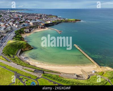 Image aérienne de la baie Cullercoats le long de la côte nord-est près de Tynemouth, Northumberland. Royaume-Uni. 7 juillet 2024. Banque D'Images