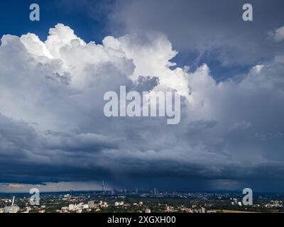 Wolkenhimmel über Frankfurt am main Gewaltige Regenwolken ziehen über Frankfurt am main und die Bankenskyline hinweg. Auch in den kommenden Tagen soll das Wetter in diesem Sommer unbeständig und wechselhaft bleiben. Luftbild mit einer Drohne Frankfurt am main Hessen Deutschland *** ciel nuageux au-dessus de Francfort-sur-le-main D'énormes nuages de pluie passent au-dessus de Francfort-sur-le-main et l'horizon bancaire le temps devrait rester instable et changeant cet été dans les jours à venir vue aérienne avec un drone Francfort-sur-le-main main Hesse Allemagne 2024-07-10 FFM wolkenhimmel 02 Banque D'Images