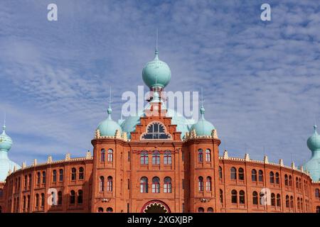 L'architecture néo-mauresque et unique en brique rouge de l'arène Campo Pequeno (Praça de Touros do Campo Pequeno), un lieu d'événements à Lisbonne, Portugal. Banque D'Images