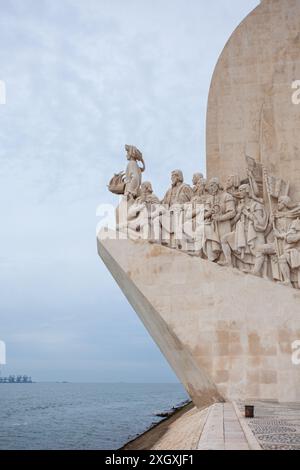 Le monument Padrão dos Descobrimentos, sur la rive nord de l'estuaire du Tage à Lisbonne, célèbre l'ère portugaise de la découverte. Banque D'Images