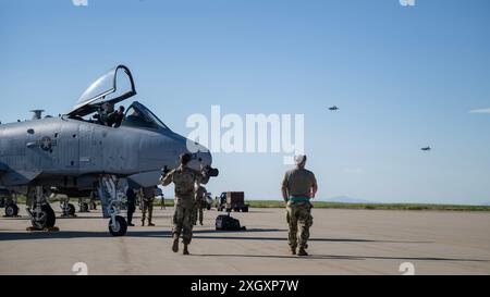 Maintenance les aviateurs du 124e groupe de maintenance de la 124e escadre de chasse discutent les uns avec les autres des problèmes de maintenance au cours d’un exercice d’évaluation de système d’armes à la base aérienne Hill Air Force, Utah, le 11 juin 2024. À mesure que les problèmes liés aux aéronefs surviennent, les aviateurs travaillent ensemble pour s'assurer que la Garde nationale aérienne de l'Idaho est prête à répondre aux besoins de la mission. (Photo de la Garde nationale aérienne des États-Unis par le Sgt-maître principal Joshua C. Allmaras) Banque D'Images