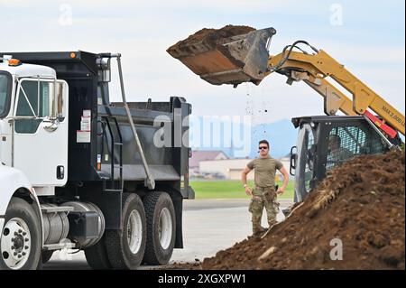 Le 155th civil Engineer Squadron de la Garde nationale aérienne du Nebraska excave une bande de terre, le 9 juillet 2024, lors du déploiement pour l'entraînement à la base aérienne de Yokota, au Japon. DFT offre une formation sur une période donnée et présente une série de possibilités et de défis précieux. Les aviateurs agrandissent la rampe pour augmenter sa capacité et accueillir 10 avions C-130J Hercules. (Photo de la Garde nationale aérienne des États-Unis par le sergent d'état-major Alexander D. Schriner) Banque D'Images