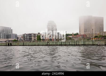 Halifax, N.-É., Canada - 23 juin 2024 : ville côtière avec promenade et espace copie Banque D'Images