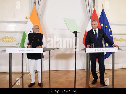 Vienne, Autriche. 10 juillet 2024. Le chancelier autrichien Karl Nehammer (R) et le premier ministre indien Narendra Modi assistent à une conférence de presse conjointe à Vienne, Autriche, le 10 juillet 2024. Le premier ministre indien Narendra Modi a effectué une visite d'État en Autriche et a rencontré mercredi le chancelier autrichien Karl Nehammer. POUR ALLER AVEC : 'le premier ministre indien visite l'Autriche' crédit : HE Canling/Xinhua/Alamy Live News Banque D'Images