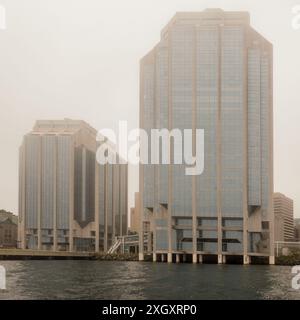 Halifax, NS, Canada - 23 juin 2024 : gratte-ciel riverains dans le brouillard Banque D'Images