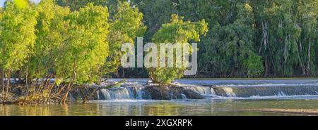 Image de rapides en cascade sur la rivière Escott inondant la route traversant dans la lumière de fin d'après-midi près de Burketown, golfe de Carpentaria, Queensland, Australie Banque D'Images