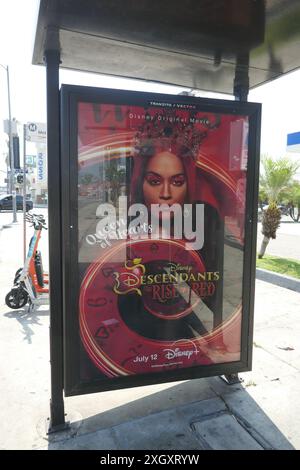 Los Angeles, Californie, USA 9 juillet 2024 Disney les descendants la montée de Red bus Stop avec la chanteuse Rita Ora sur Sunset Blvd le 9 juillet 2024 à Los Angeles, Californie, USA. Photo de Barry King/Alamy Stock photo Banque D'Images