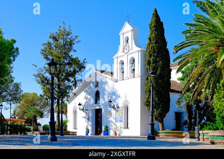 L'église de Santo Domingo à Benalmadena Pueblo village sans circulation Banque D'Images