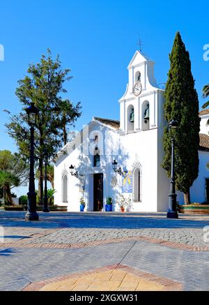 L'église de Santo Domingo à Benalmadena Pueblo village sans circulation Banque D'Images