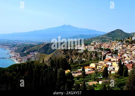 Mont Etna vu de Taormine Banque D'Images