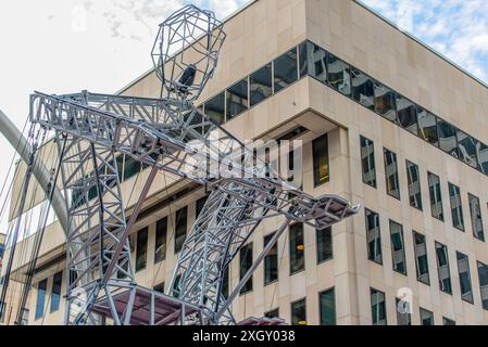 Montréal, Canada - 5 juillet 2024 : le groupe de 7 doigts acrobates se produisant dans Completement cirque Giants à la place ville Marie à Montréal Banque D'Images