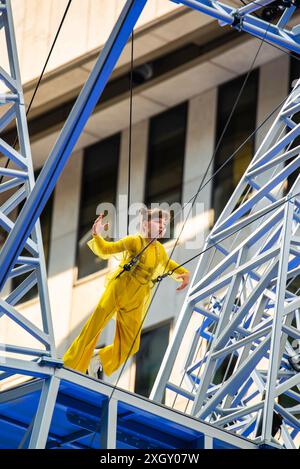 Montréal, Canada - 5 juillet 2024 : le groupe de 7 doigts acrobates se produisant dans Completement cirque Giants à la place ville Marie à Montréal Banque D'Images