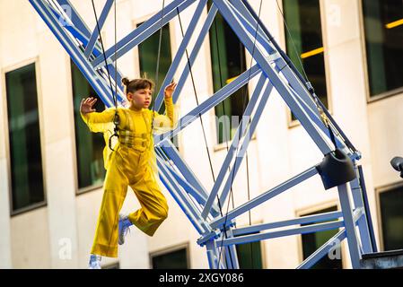 Montréal, Canada - 5 juillet 2024 : le groupe de 7 doigts acrobates se produisant dans Completement cirque Giants à la place ville Marie à Montréal Banque D'Images