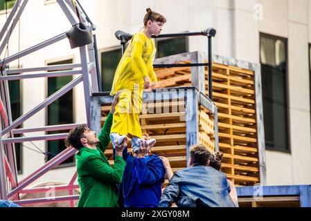 Montréal, Canada - 5 juillet 2024 : le groupe de 7 doigts acrobates se produisant dans Completement cirque Giants à la place ville Marie à Montréal Banque D'Images