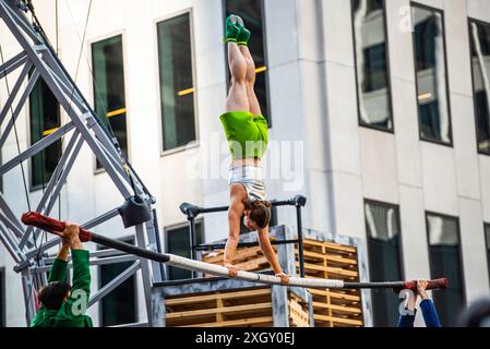 Montréal, Canada - 5 juillet 2024 : le groupe de 7 doigts acrobates se produisant dans Completement cirque Giants à la place ville Marie à Montréal Banque D'Images