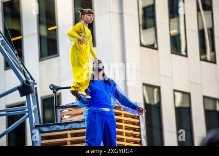 Montréal, Canada - 5 juillet 2024 : le groupe de 7 doigts acrobates se produisant dans Completement cirque Giants à la place ville Marie à Montréal Banque D'Images