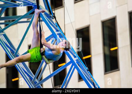 Montréal, Canada - 5 juillet 2024 : le groupe de 7 doigts acrobates se produisant dans Completement cirque Giants à la place ville Marie à Montréal Banque D'Images