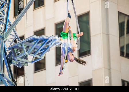 Montréal, Canada - 5 juillet 2024 : le groupe de 7 doigts acrobates se produisant dans Completement cirque Giants à la place ville Marie à Montréal Banque D'Images