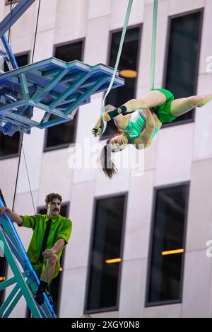 Montréal, Canada - 5 juillet 2024 : le groupe de 7 doigts acrobates se produisant dans Completement cirque Giants à la place ville Marie à Montréal Banque D'Images