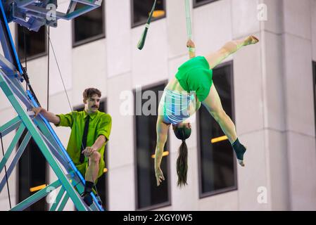 Montréal, Canada - 5 juillet 2024 : le groupe de 7 doigts acrobates se produisant dans Completement cirque Giants à la place ville Marie à Montréal Banque D'Images