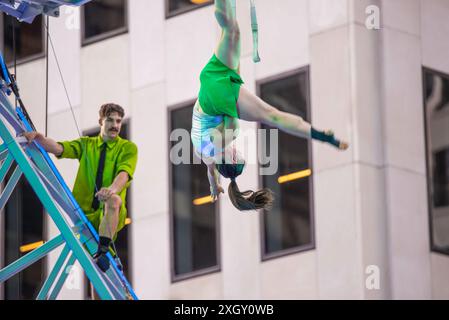 Montréal, Canada - 5 juillet 2024 : le groupe de 7 doigts acrobates se produisant dans Completement cirque Giants à la place ville Marie à Montréal Banque D'Images