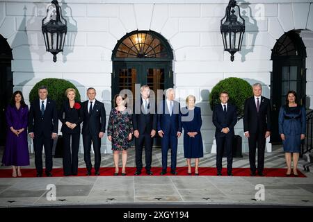 Sanja Music Milanovic, épouse de Zoran Milanovic, de gauche à droite Zoran Milanovic, président croate, Agata Kornhauser-Duda, épouse d'Andrzej Duda, président polonais, Ingrid Schulerud, épouse de Jens Stoltenberg, secrétaire général de l'Organisation du Traité de l'Atlantique Nord (OTAN), président américain Joe Biden, première dame Jill Biden, Emmanuel Macron, le président français, Gitanas Nauseda, le président lituanien, et son épouse Diana Nausediene lors d'une cérémonie d'arrivée au Portique Sud de la Maison Blanche à Washington, DC, US, le mercredi 10 juillet, 2024. les dirigeants de l'OTAN, qui le sont Banque D'Images