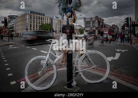 Londres, Royaume-Uni. 10 juillet 2024. Un « vélo fantôme » blanc installé pour marquer la scène d’un accident mortel à vélo près de Farringdon. Cheistha Kochhar, étudiante au doctorat, 33 ans, revenait à vélo de la London School of Economics sur un vélo électrique Forest avec son mari le 19 mars 2024. Elle a été impliquée dans une collision avec un camion-benne à Clerkenwell Road, à la jonction avec Farringdon Road, et est décédée sur les lieux. Crédit : Guy Corbishley/Alamy Live News Banque D'Images