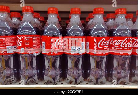 Houston, Texas États-Unis 05-12-2024 : bouteilles de boisson Coca Cola en plastique sur l'étagère du supermarché. Banque D'Images