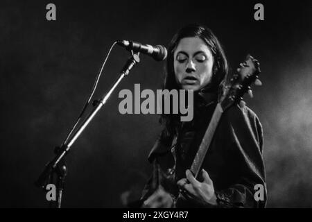 Août 1994 : Mary Lorson, auteure-compositrice, chanteuse et guitariste du groupe de rock alternatif Madder Rose basé à New York, se produit au Reading Festival en Angleterre. Le groupe joue au Melody Maker Stage le samedi 27 août 1994. Madder Rose a cessé d'enregistrer et de tourner en 1999 mais s'est reformé en 2015 et est toujours actif. Banque D'Images