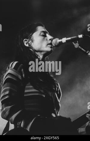 Août 1994 : Mary Lorson, auteure-compositrice, chanteuse et guitariste du groupe de rock alternatif Madder Rose basé à New York, se produit au Reading Festival en Angleterre. Le groupe joue au Melody Maker Stage le samedi 27 août 1994. Madder Rose a cessé d'enregistrer et de tourner en 1999 mais s'est reformé en 2015 et est toujours actif. Banque D'Images