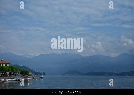 Vue sur le lac depuis Lenno sur le lac de Côme, Italie. Magnifique lac alpin de villages pittoresques, villas luxueuses, palazzo et paysages spectaculaires Banque D'Images