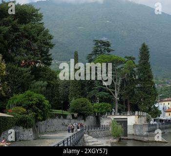 Roa d à Villa del Balbianello sur le lac de Côme, Italie. Magnifique lac alpin de villages pittoresques, villas luxueuses, palazzo et paysages spectaculaires Banque D'Images