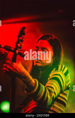 Août 1994 : Mary Lorson, auteure-compositrice, chanteuse et guitariste du groupe de rock alternatif Madder Rose basé à New York, se produit au Reading Festival en Angleterre. Le groupe joue au Melody Maker Stage le samedi 27 août 1994. Madder Rose a cessé d'enregistrer et de tourner en 1999 mais s'est reformé en 2015 et est toujours actif. Banque D'Images