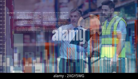 Image du traitement des données sur un superviseur masculin caucasien et un travailleur masculin discutant à l'entrepôt. Concept d'entreprise et de technologie logistique Banque D'Images