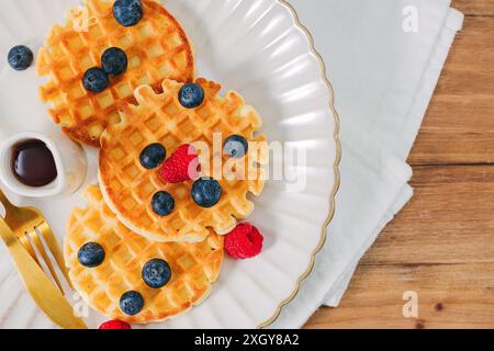 Une assiette de gaufres fraîchement préparées garnies de myrtilles et de framboises Banque D'Images
