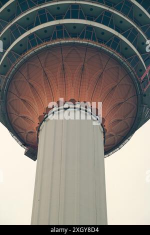 La tour KL, également connue sous le nom de tour Kuala Lumpur, est une tour de télécommunication à Kuala Lumpur, en Malaisie Banque D'Images