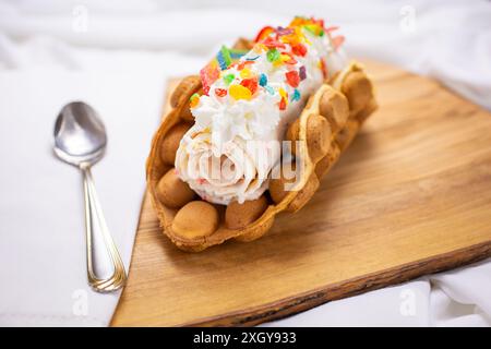Une vue de glace roulée dans un rouleau de cône de puffle. Banque D'Images