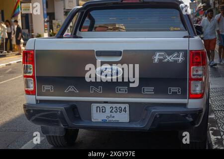 Nouveau camion Ford Ranger FX4 garé sur la route latérale. Route ou piste de terre. Le Ford Ranger FX4. Camionnette. Thaïlande Phuket. Juin 26,2024 Banque D'Images