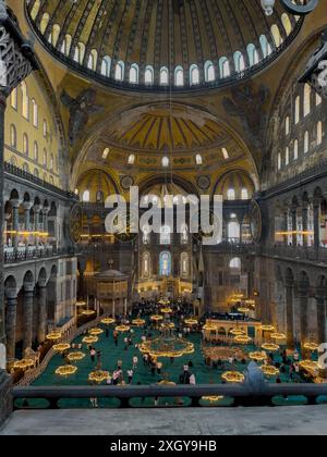 Istanbul, Turquie - 8 mai 2024 : à l'intérieur de la majestueuse Sainte-Sophie. Banque D'Images