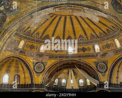 Istanbul, Turquie - 8 mai 2024 : L'intérieur majestueux de Sainte-Sophie, mêlant art byzantin et art islamique Banque D'Images