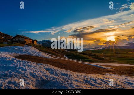 Vue panoramique du Mont Sciliar depuis l'Alpe di Siusi dans les Dolomites du Tyrol du Sud, Italie. Banque D'Images