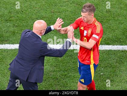 Munich, Allemagne. 09 juillet 2024. Football, UEFA Euro 2024, Championnat d'Europe, Espagne - France, finale, demi-finale, le Munich Football Arena, l'Espagnol Dani Olmo (R) et l'Espagnol Luis de la Fuente sont ensemble pendant la substitution. Crédit : Sven Hoppe/dpa/Alamy Live News Banque D'Images