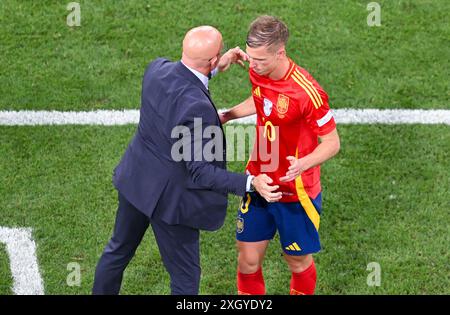 Munich, Allemagne. 09 juillet 2024. Football, UEFA Euro 2024, Championnat d'Europe, Espagne - France, finale, demi-finale, le Munich Football Arena, l'Espagnol Dani Olmo (R) et l'Espagnol Luis de la Fuente sont ensemble pendant la substitution. Crédit : Sven Hoppe/dpa/Alamy Live News Banque D'Images